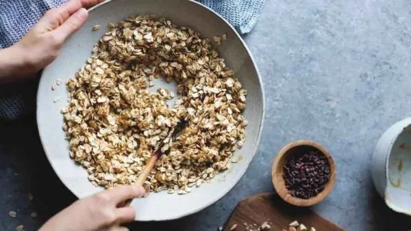 Mách Bạn Cách Làm Granola Ăn Kiêng Tại Nhà Đơn Giản Siêu Ngon Cách làm Granola ăn kiêng bằng chảo
